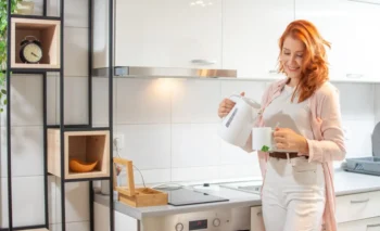 žena si vaří zázvorový čaj