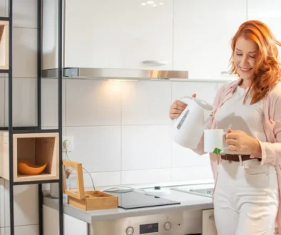 Léky na ředění krve jsou léky, které zabraňují krevní sraženiny z formování. Zdroje žena si vaří zázvorový čaj