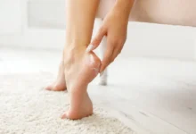 žena si prohlíží chodidla