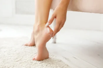 žena si prohlíží chodidla