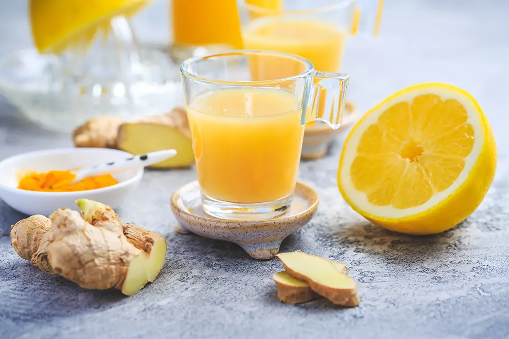 Kombinace zázvoru a citronu funguje jako silný antioxidant a pomáhá tělu bojovat proti bakteriím a virům. - SportDeník gingershot