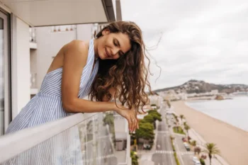 žena s krásnými vlasy