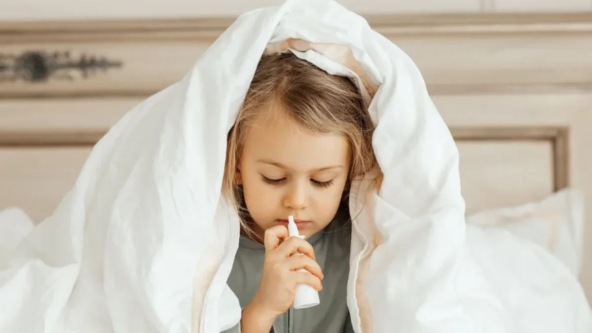 Rýma neboli rinitida je zánět nosní sliznice, který se projevuje výtokem a pocitem ucpaného nosu. Zdroj dítě s rýmou