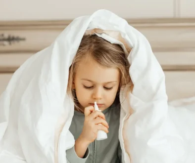 Rýma neboli rinitida je zánět nosní sliznice, který se projevuje výtokem a pocitem ucpaného nosu. Zdroj dítě s rýmou