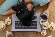 žena spí u počítače