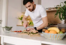 muž dělá snídani