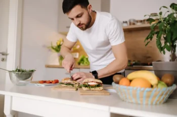 muž dělá snídani