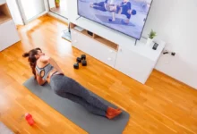 žena cvičí před televizí