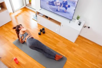 žena cvičí před televizí