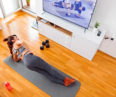 Nemáte čas na cvičení? Cvičit můžete i u televize. Zdroj žena cvičí před televizí
