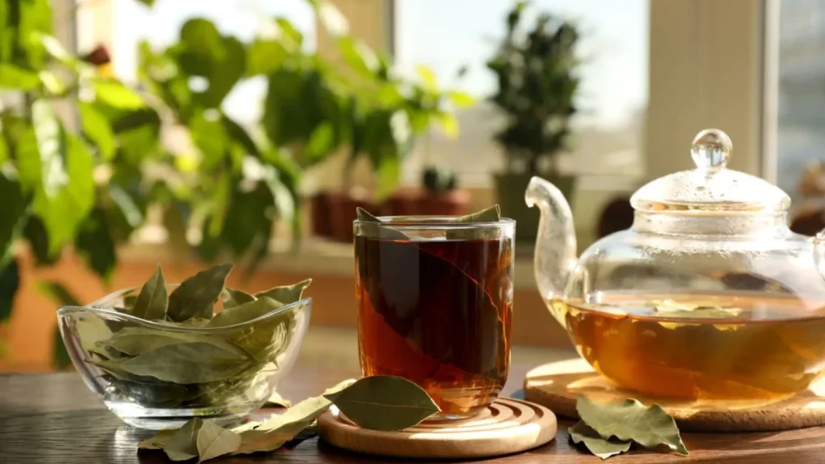 konvice a hrnek s čajem z bobkového listu