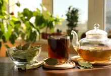 konvice a hrnek s čajem z bobkového listu