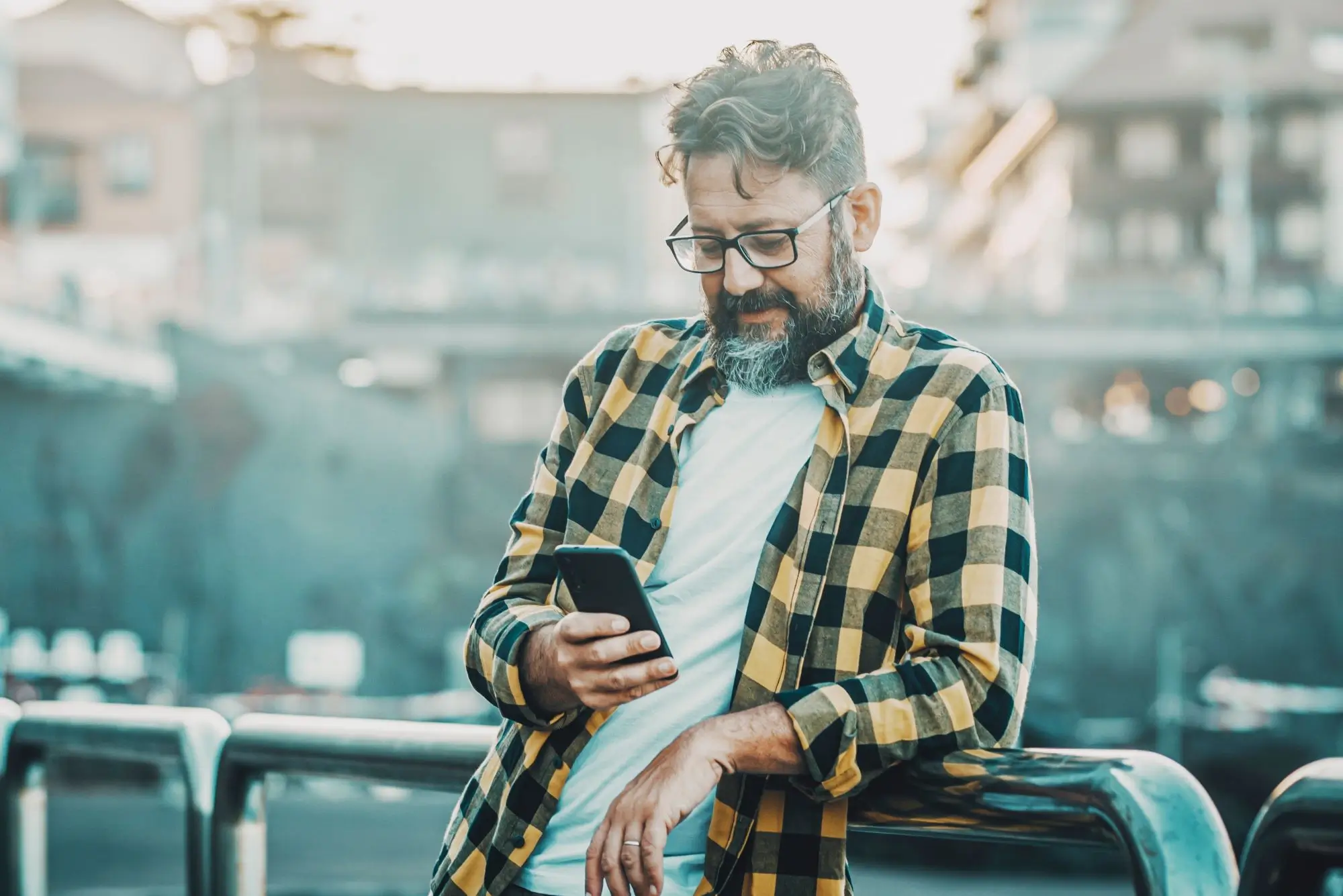 shutterstock_2388128561 - SportDeník muž s telefonem