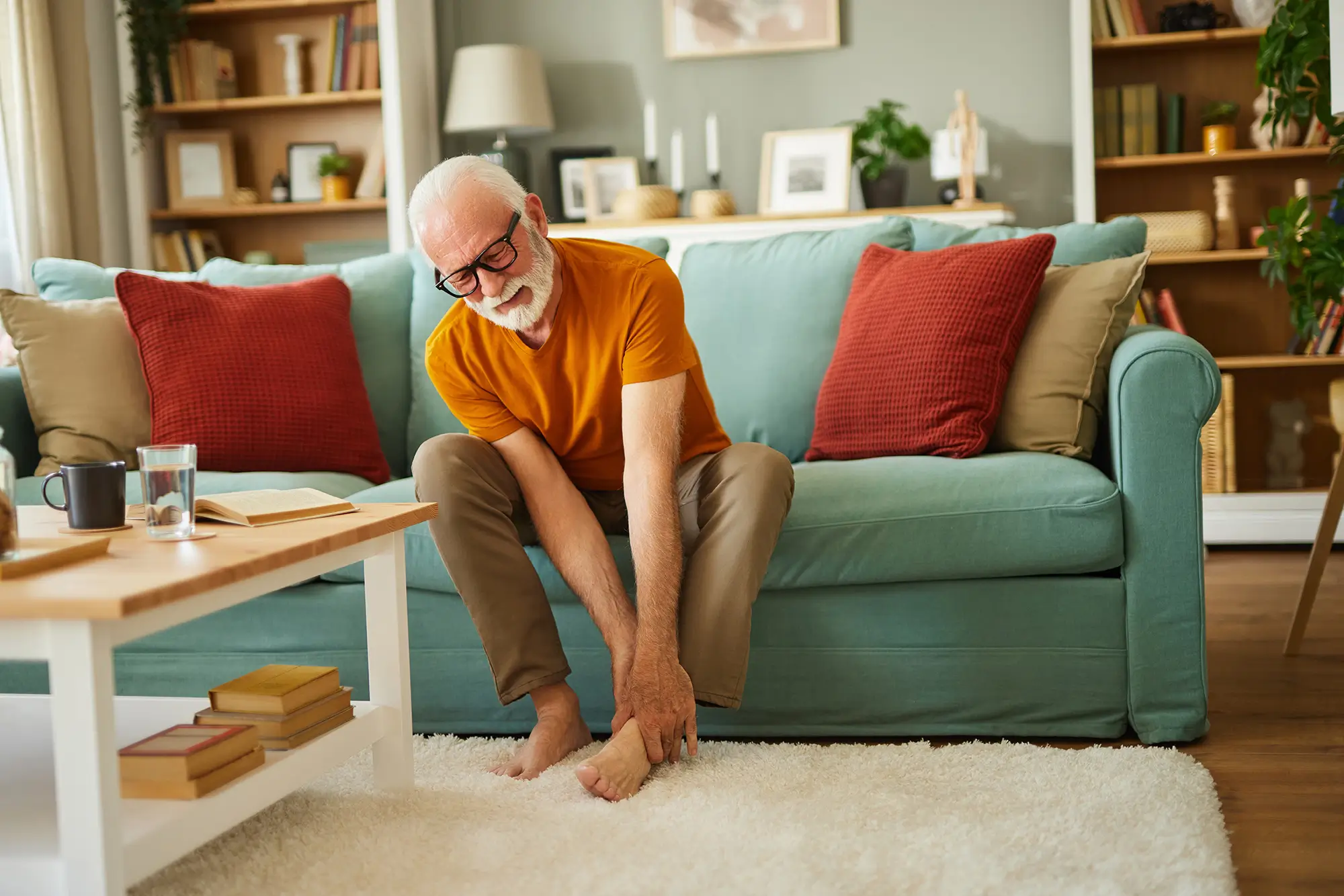 muž si stěžuje na bolest kloubů
