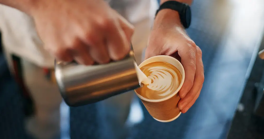 Pokud máte problémy se žlučníkem, budete citliví na tuky jako takové. A hodně tučné šlehačky může způsobit reakci. - SportDeník barista připravuje cappucino