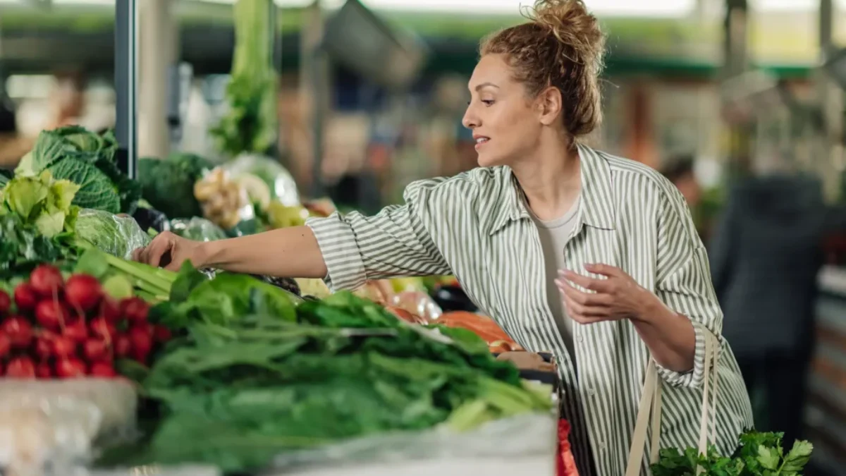 Některou zeleninu před konzumací musíte tepelně upravit. Zdroj žena nakupuje zeleninu