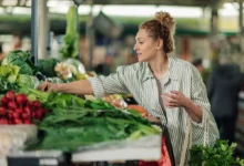 žena nakupuje zeleninu