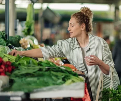 Některou zeleninu před konzumací musíte tepelně upravit. Zdroj žena nakupuje zeleninu