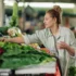 žena nakupuje zeleninu