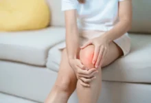 ženu bolí v koleni