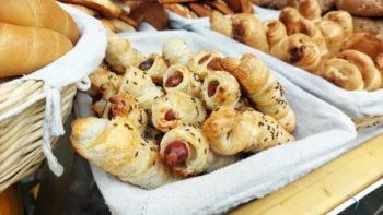 vystavené pečivo v obchodě