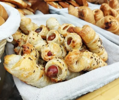 vystavené pečivo v obchodě