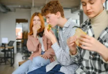 teenageři jedí sačinu