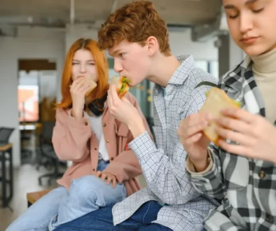 Na některých školách jsou energy drinky zakázané. Zdroj teenageři jedí sačinu