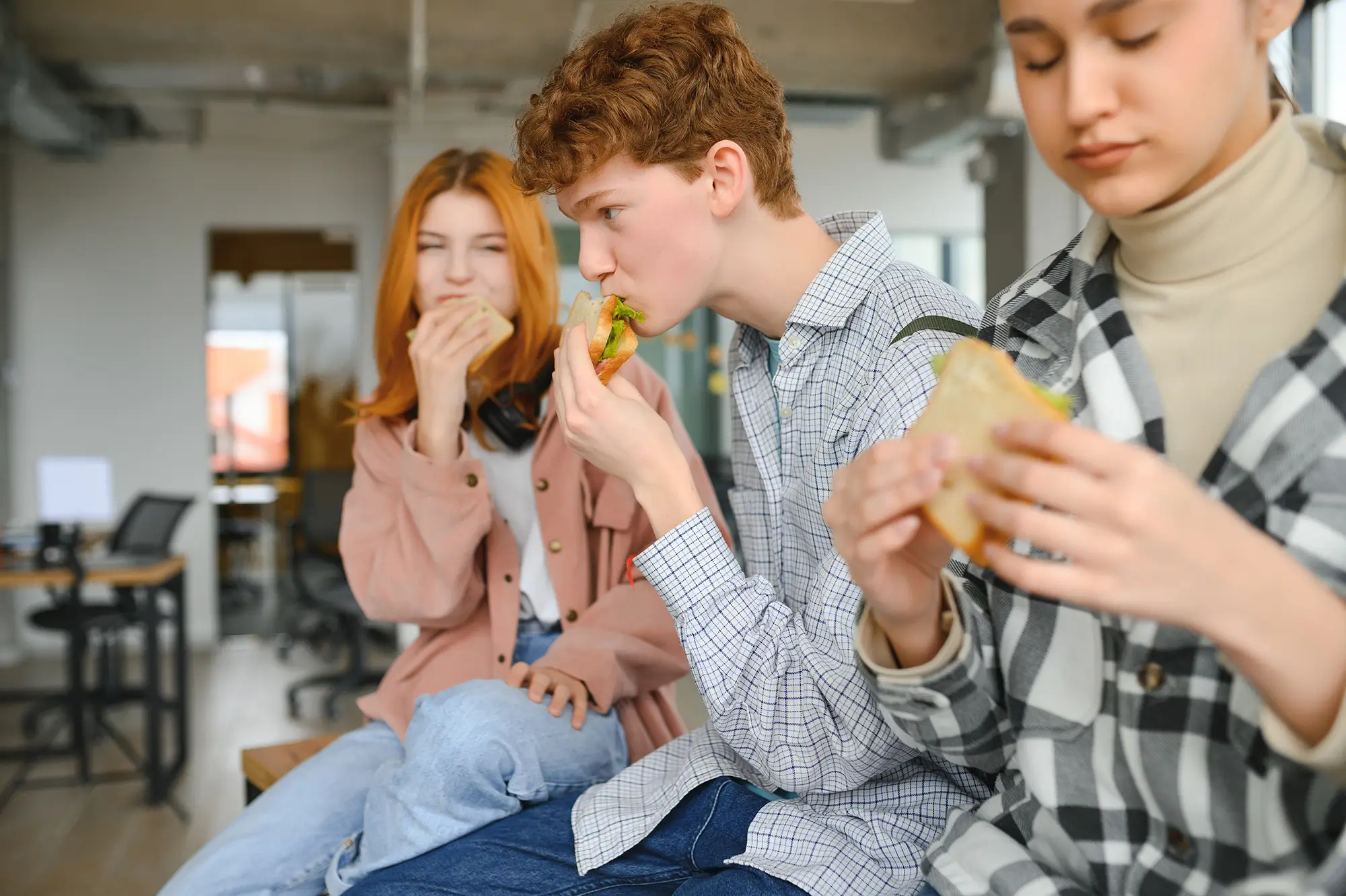 teenageři jedí sačinu