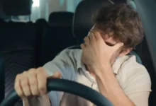 nešťastný muž za volantem auta