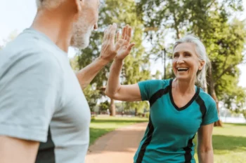 starší žena s mužem v oblečení na cvičení