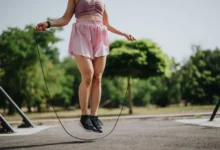 žena skáče přes švihadlo