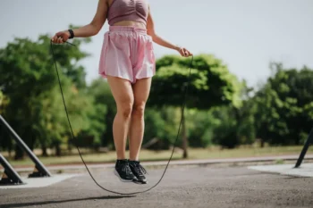 žena skáče přes švihadlo