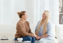 Dvě kamarádky na gauči.