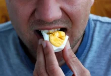 muž jí vařené vejce