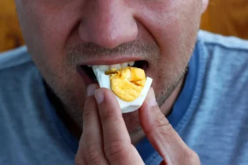 muž jí vařené vejce