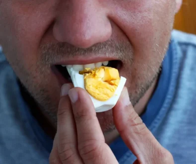 Co udělá každodenní pojídání vajec s vaším tělem? Zdroj muž jí vařené vejce