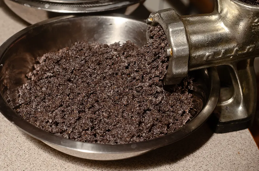 Koupit můžete mák mletý, ale kupujte raději celý, který si doma namelte. - SportDeník mletí máku