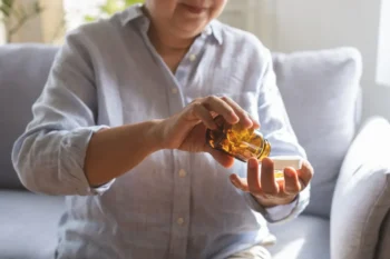 žena sy sype hrst vitamínů