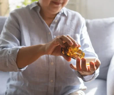 žena sy sype hrst vitamínů