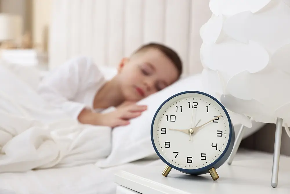 Raději si k posteli postavte analogový budík. - SportDeník dítě spí vedle budíku