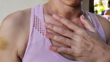 Žena ve sportovní podprsence