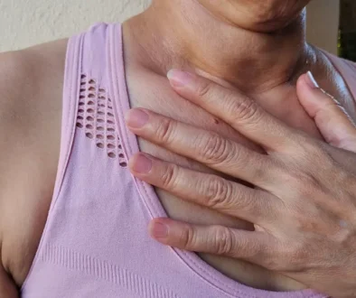 Žena ve sportovní podprsence