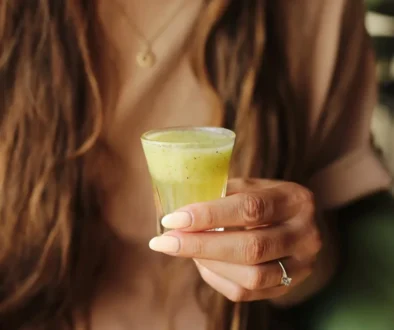 žena pije ginger shot