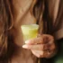 žena pije ginger shot