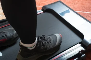 Muž na běžeckém pásu