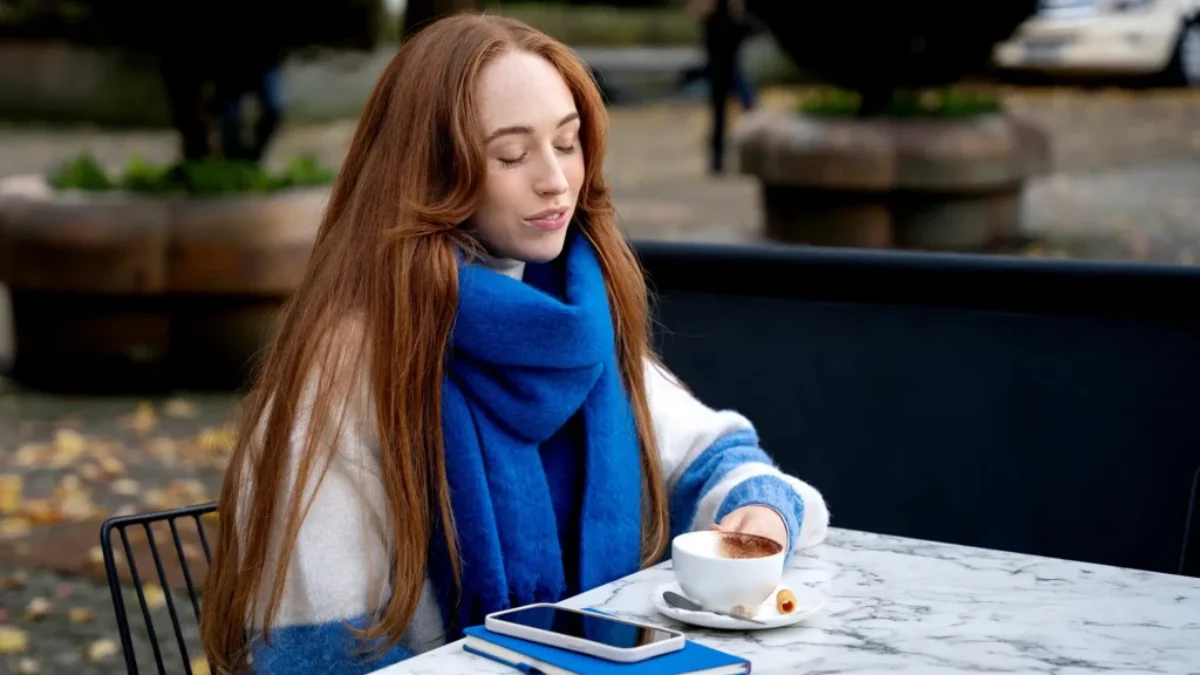 Když účinek kofeinu odeznění, jsme mnohem unavenější a vyčerpanější. Zdroj žena popíjí kávu