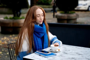 žena popíjí kávu