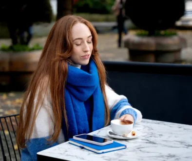 žena popíjí kávu