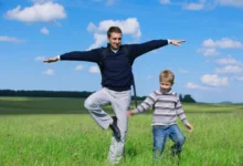 muž a dítě se snaží stát na jedné noze